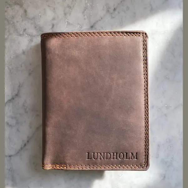 Heren Rfid Lederen Portemonnee Heren Lederen Staande Model Bruin Met Rfid Anti-ski Bescherming - Geschenken Voor Mannen - Lundholm Kwaliteitsleer, thumbnail