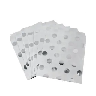 New Age Devi - Traktatiezakjes - Uitdeelzakjes - Verjaardagzakjes - Feestzakjes - Snoepzakjes - Zilver Stip - Papier - 13x18 Cm Zilver - Polkadot