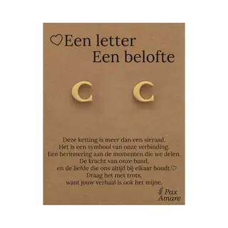 Pax Amare Initiaal Oorbellen Met Letter C Op Cadeau Kaartje - Een Letter, Een Belofte - Goudkleurig - Naam Sieraad Cadeau - Roestvrij Staal Oorknopjes - Pax