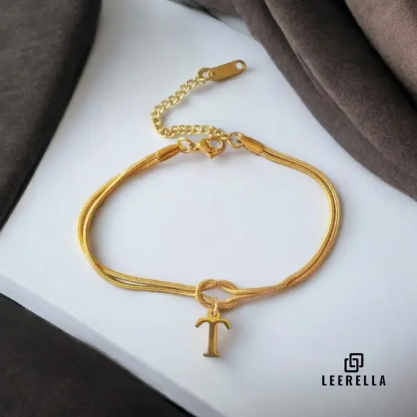 Leerella | T | Stijlvolle Letter Armband Van Hoogwaardig Rvs In Goudkleur Met Initialen – Perfect Voor Dames En Heren | Luxe Accessoire Met thumbnail