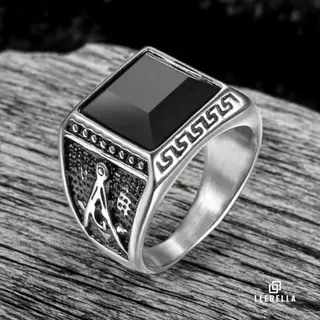 Leerella Luxe Herenring Met Zwarte Steen – Zilverkleur | Stijlvol & Duurzaam 11/20, 7mm