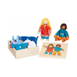 Goki 51482 - Klamottenkiste Fynja & Fabio Aus Holz Und Textil, Nachhaltige Holzfiguren Und Passende Kleidung, Robuste Und Bewegliche Holzpuppen Für