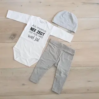 Baby Cadeau Geboorte Unisex Jongen Of Meisje Setje 3-delig Newborn | Maat 62-68 | Grijs Mutsje En Broekje En Romper Lange Mouw Wit Met Zwarte Tekst