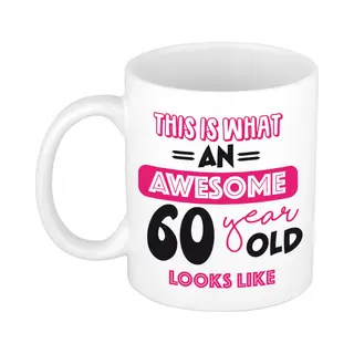 Bellatio Decorations Verjaardag Cadeau Mok 60 Jaar - Roze - Grappige Tekst - 300 Ml - Keramiek