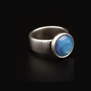 Qoss Ring Juul – Brede Zilverkleurige Ring Met 12 Mm Cabochon | Valt 1 Maat Kleiner | Nikkelvrij | Handgemaakt | Combineerbaar | Hemelsblauw | Maat