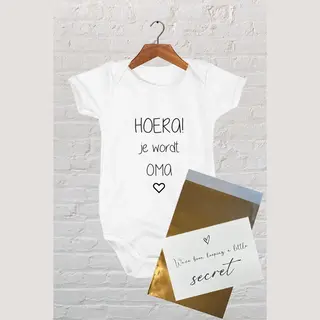 Hospitrix Baby Rompertje Met Tekst Hoera! Je Wordt Oma + Kaart | Korte Mouw | Cadeau Voor Zwangerschap | Bekendmaking | Aankondiging Zwangerschap |