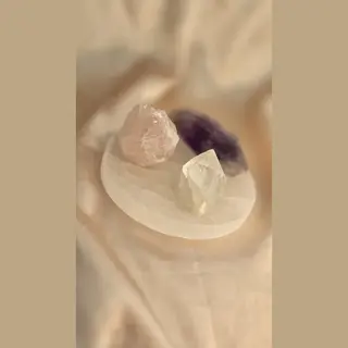 Luxe Gouden Driehoek - Gouden Driehoek - Oplaadschijf - Edelstenen - Kristallen - Seleniet - Amethist - Berg Kristal - Rozenkwarts - Spiritueel